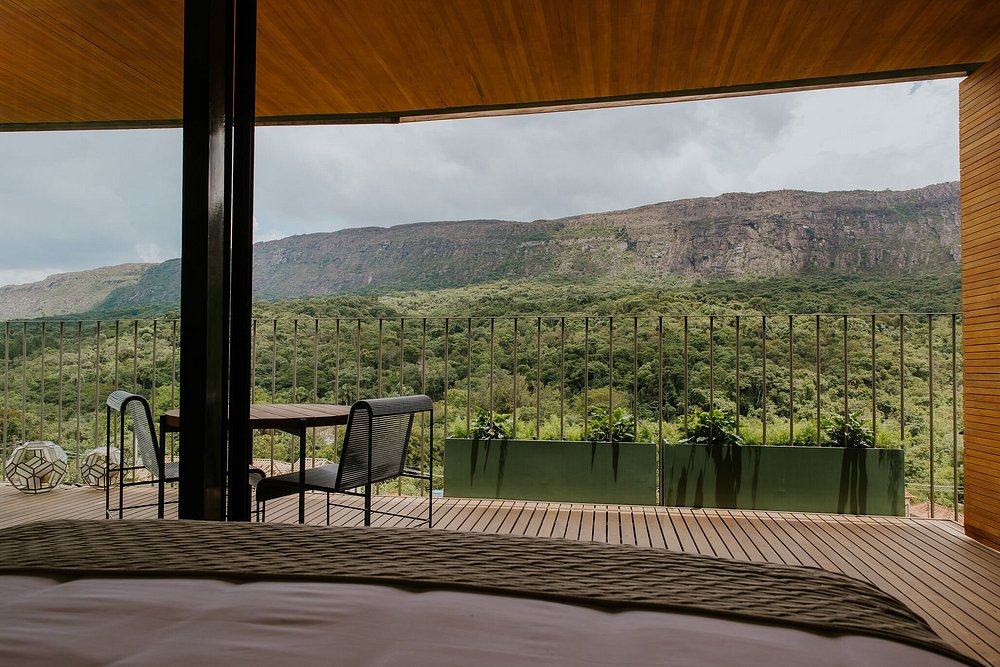 Varanda com vista para as montanhas, um cenário de tirar o fôlego para seu refúgio para a páscoa.