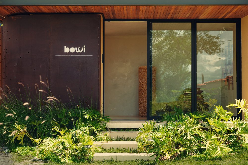 Fachada em aço corten e vidro, destacando a arquitetura contemporânea deste refúgio para a páscoa.