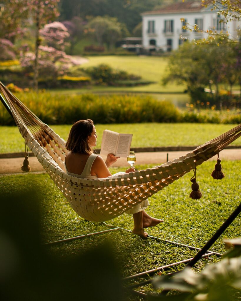 Mulher relaxando em rede nos jardins, a definição perfeita de um refúgio para a páscoa.