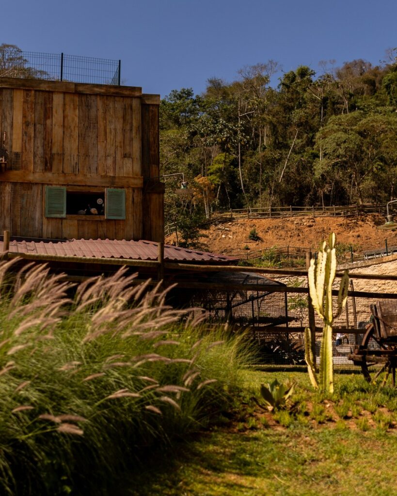 Arquitetura rústica em madeira cercada por floresta, um refúgio para a páscoa autêntico e reservado.