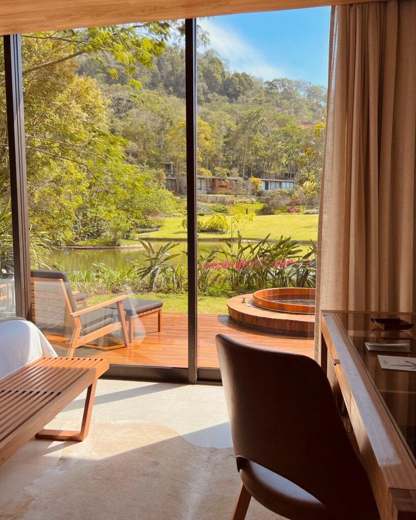 Suíte com deck e ofurô externo vista para o lago, o ápice do luxo em um refúgio para a páscoa.