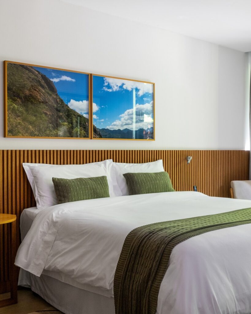 Quarto moderno com detalhes em madeira, proporcionando conforto em seu refúgio para a páscoa.