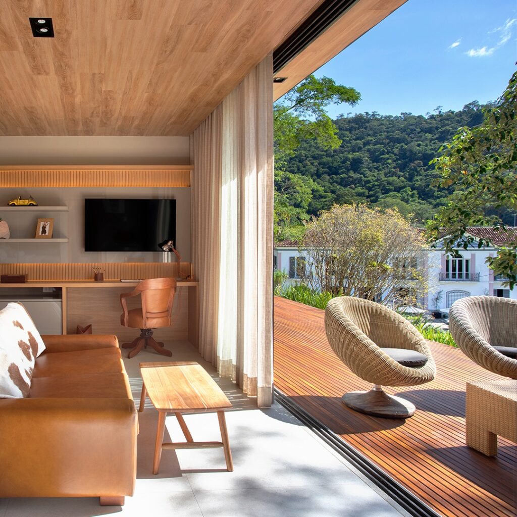 Sala de estar integrada ao deck de madeira, oferecendo amplitude e conforto como refúgio para a páscoa.
