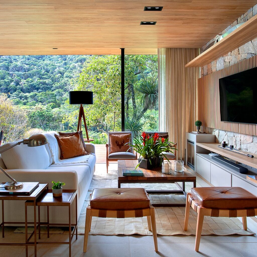 Sala com lareira e parede de pedra, ambiente acolhedor para um refúgio para a páscoa inesquecível.