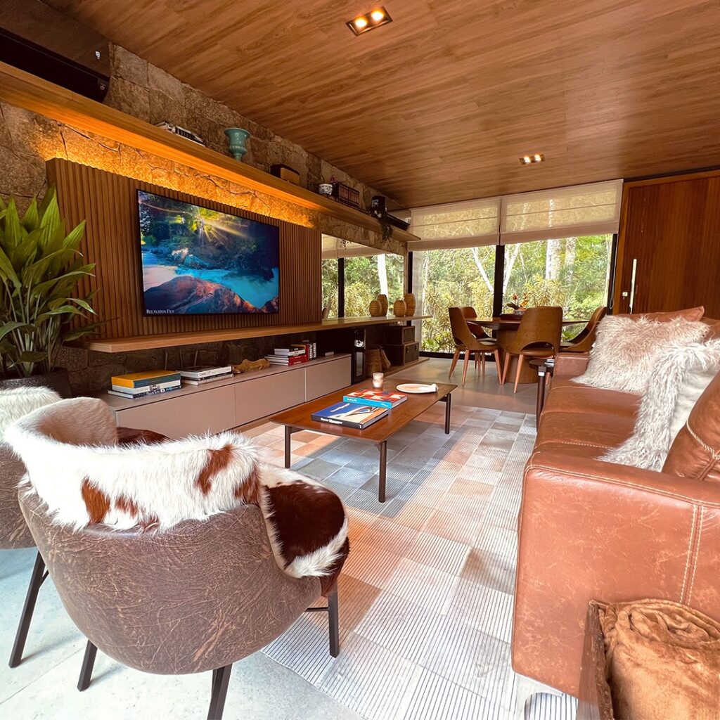 Living aconchegante com texturas naturais, ideal para desfrutar de um refúgio para a páscoa em família.