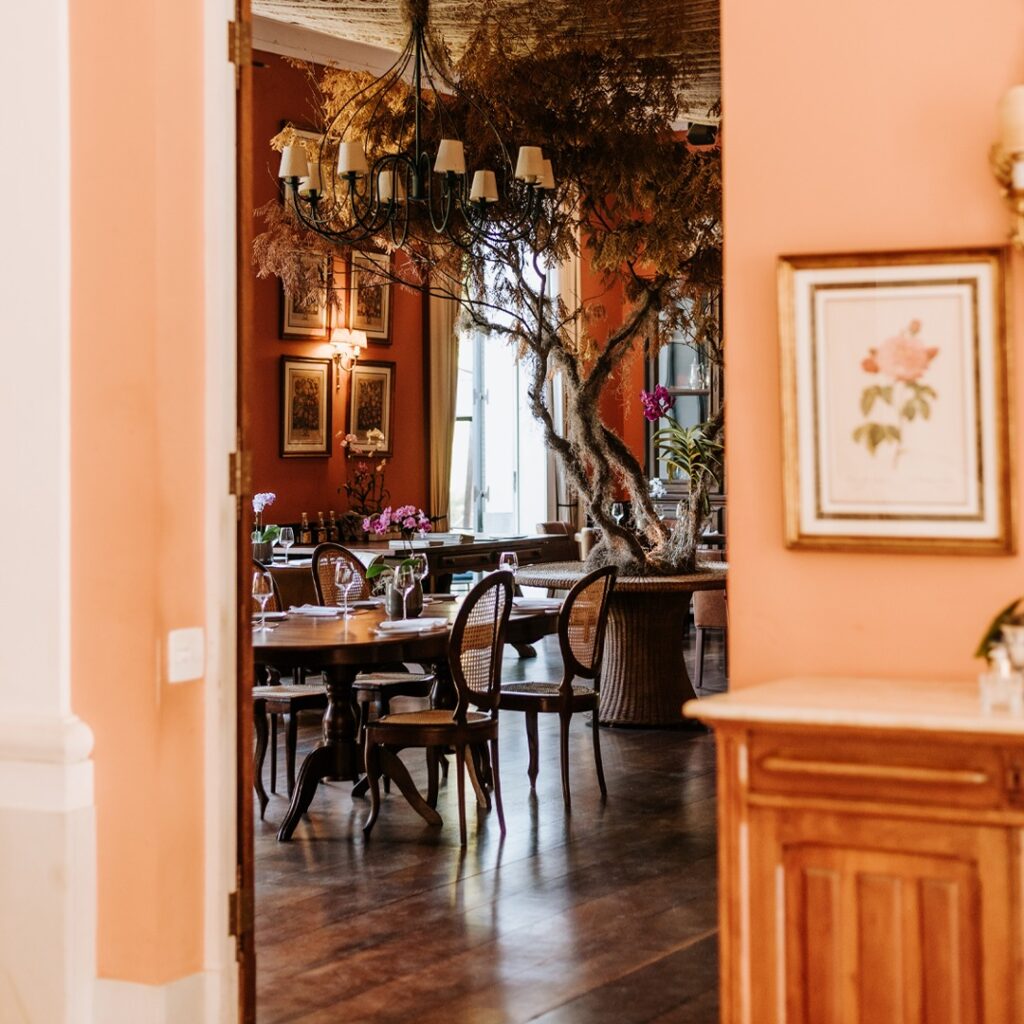 Salão de jantar elegante com tons terracota, um cenário clássico para seu refúgio para a páscoa.