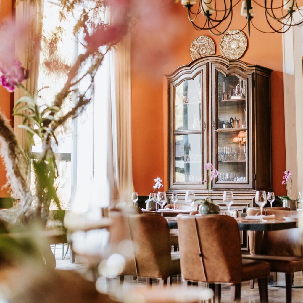 Decoração de jantar com cristaleira antiga, trazendo história ao seu refúgio para a páscoa.