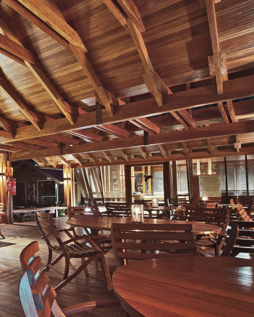 Ambiente interno rústico com teto de madeira, proporcionando um refúgio para a páscoa aconchegante e autêntico.