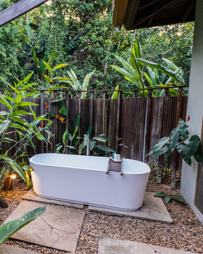 Banheira externa em jardim privativo, luxo e relaxamento em seu refúgio para a páscoa.