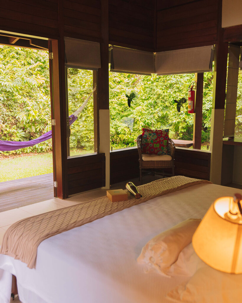 Quarto com rede na varanda e vista para o verde, um refúgio para a páscoa autêntico.