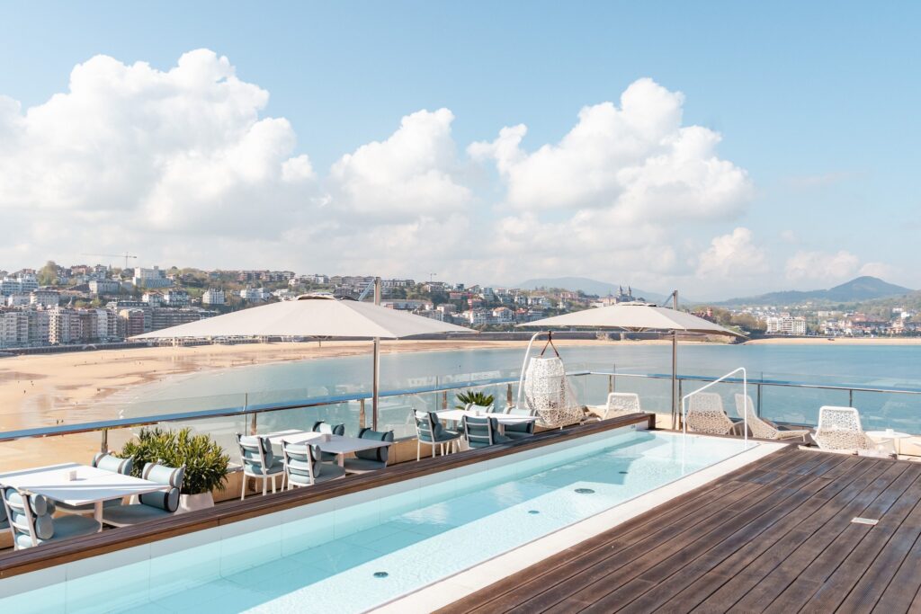 Rooftop com piscina e vista mar no Lasala Plaza, destaque entre os hotéis boutique em San Sebastian por seu design contemporâneo e sofisticado.