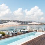 Rooftop com piscina e vista mar no Lasala Plaza, destaque entre os hot&eacute;is boutique em San Sebastian por seu design contempor&acirc;neo e sofisticado.