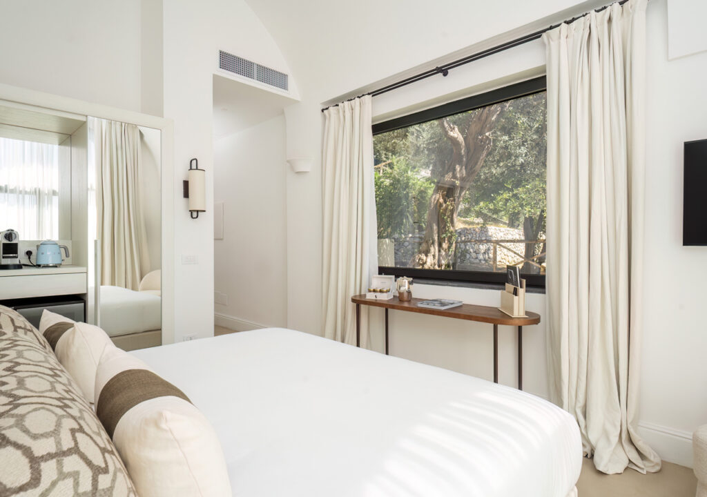 Design de interiores clean em suíte de hotel de alto padrão, pesquisando onde ficar em amalfi.