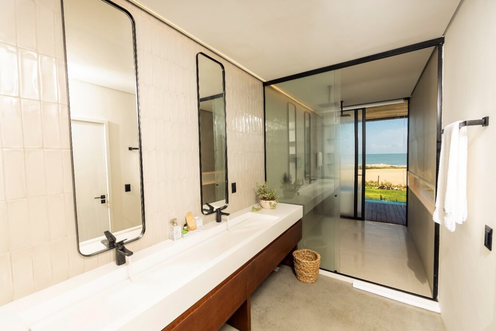 Banheiro moderno com vista para a praia, destaque de sofisticação nos hoteis em são miguel do gostoso.