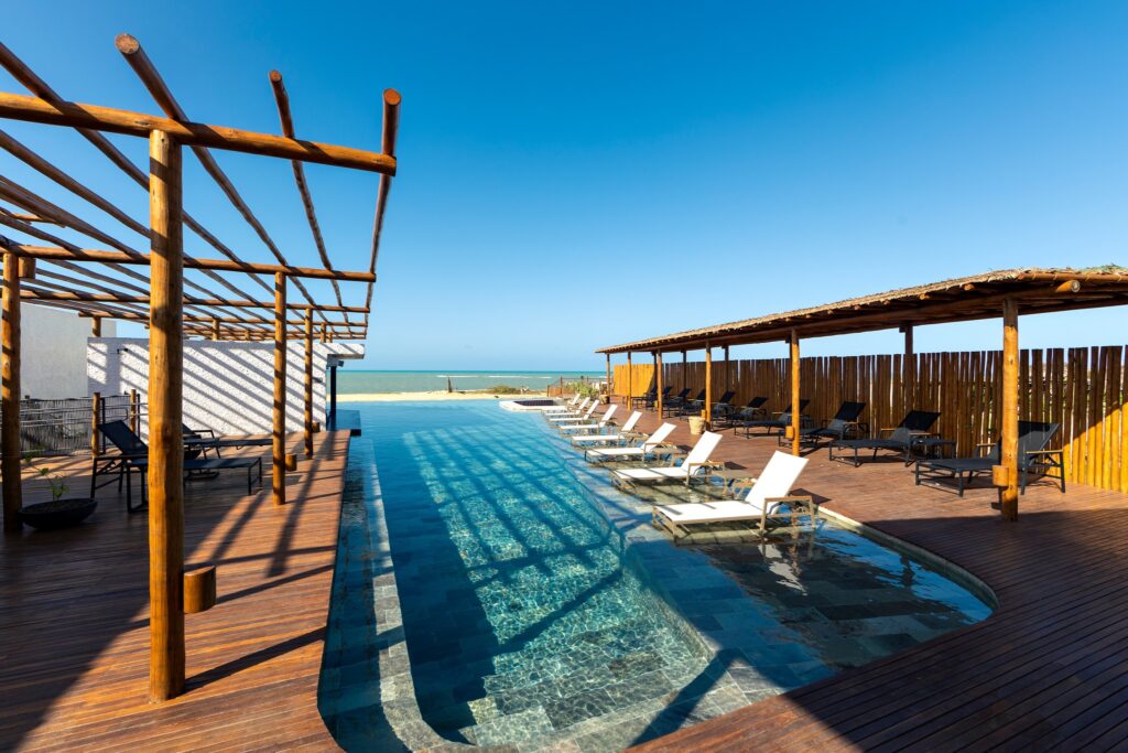 Piscina de borda infinita com vista para o mar em Nanii Hotel, referência em hoteis em são miguel do gostoso.