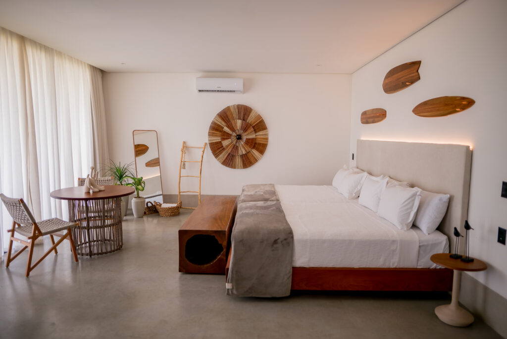 Quarto com decoração artesanal e materiais naturais, ideal para quem busca hoteis em são miguel do gostoso.