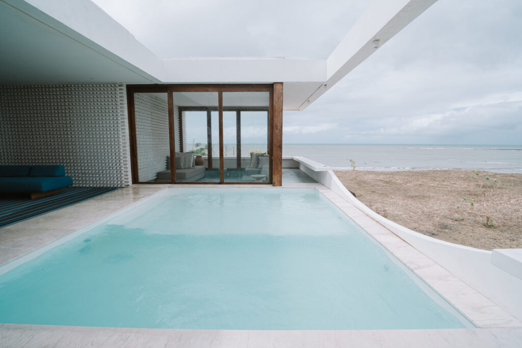 Piscina de borda infinita com vista para o mar em hotel de design, referência em hoteis em são miguel do gostoso.