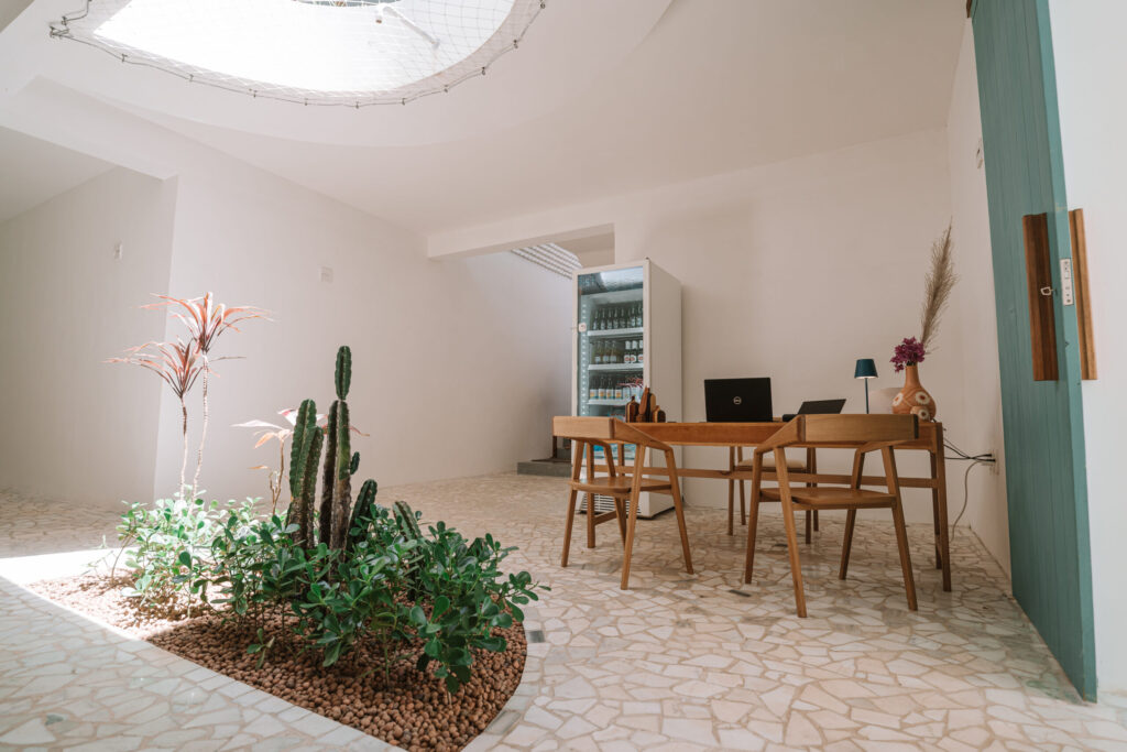 Lobby minimalista com jardim interno de cactos e clarabóia, destaque de arquitetura em hoteis em são miguel do gostoso.