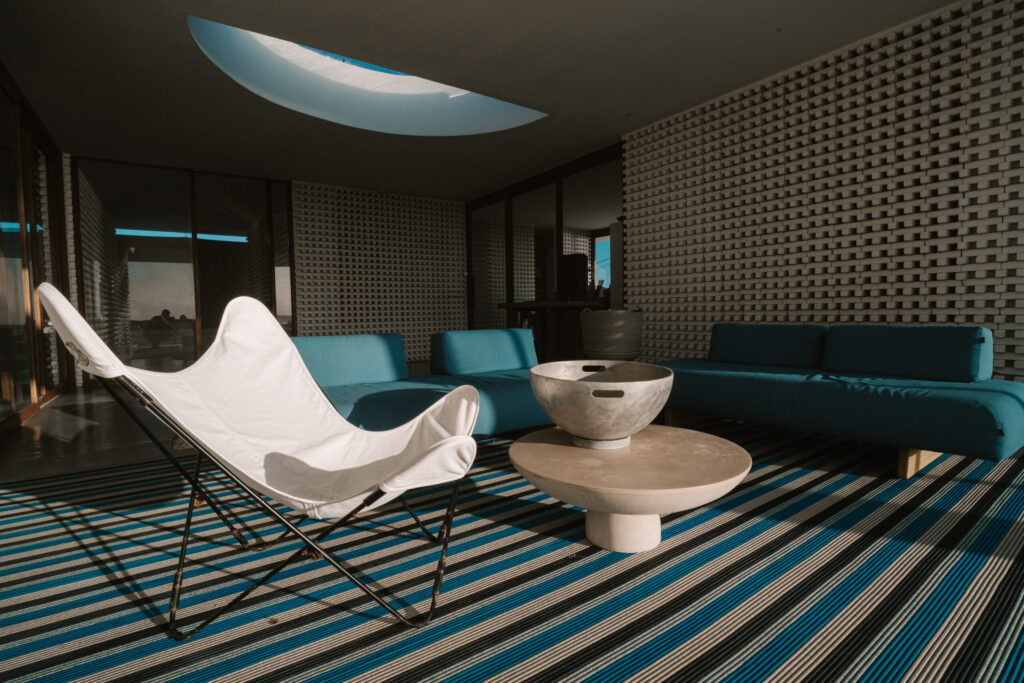 Mobiliário de design sob clarabóia em lounge de hotel boutique, exemplo de hoteis em são miguel do gostoso.