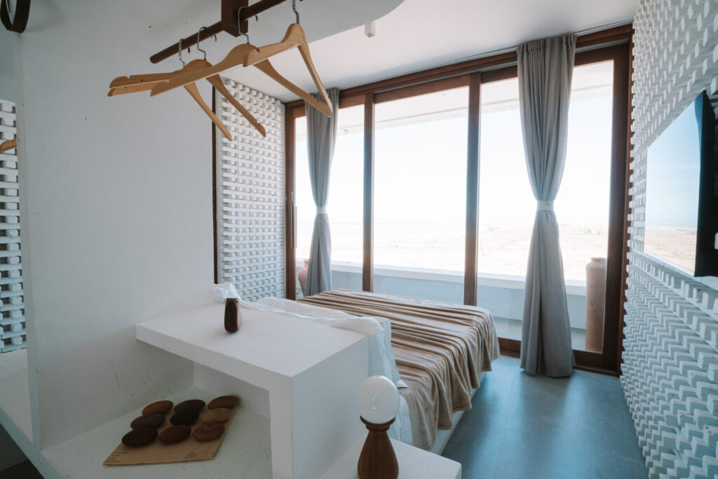 Quarto de hotel minimalista com vista panorâmica para a natureza, luxo entre hoteis em são miguel do gostoso.