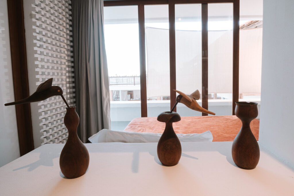 Detalhes de decoração artesanal em madeira em suíte de luxo, charme de hoteis em são miguel do gostoso.