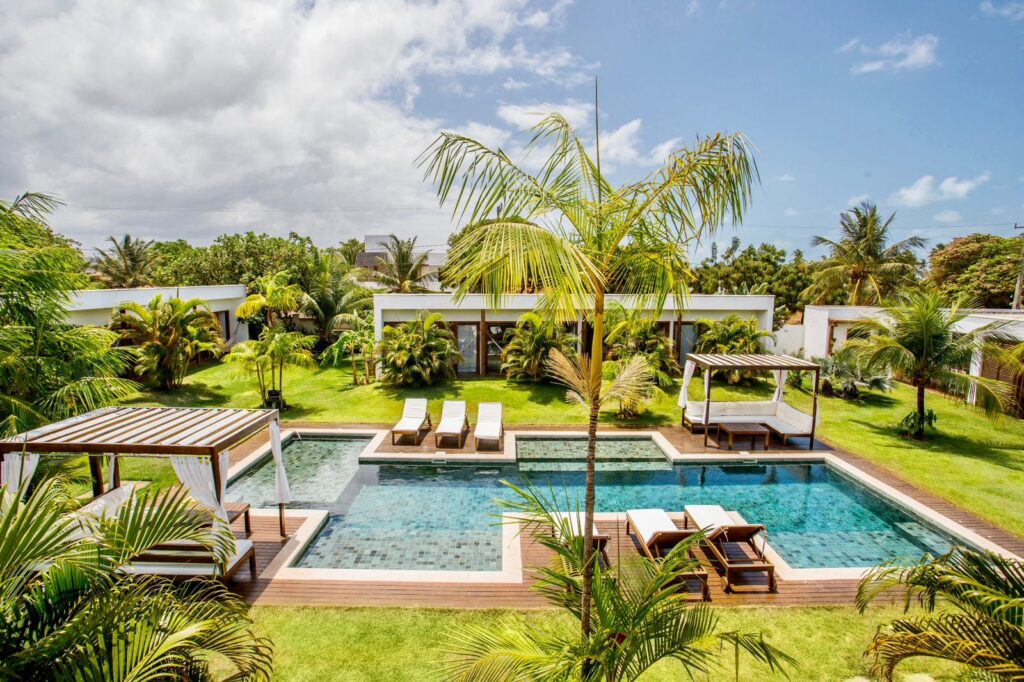 Vista aérea da piscina e área de lazer da Pousada Portofino, um dos mais belos hoteis em são miguel do gostoso com infraestrutura completa.