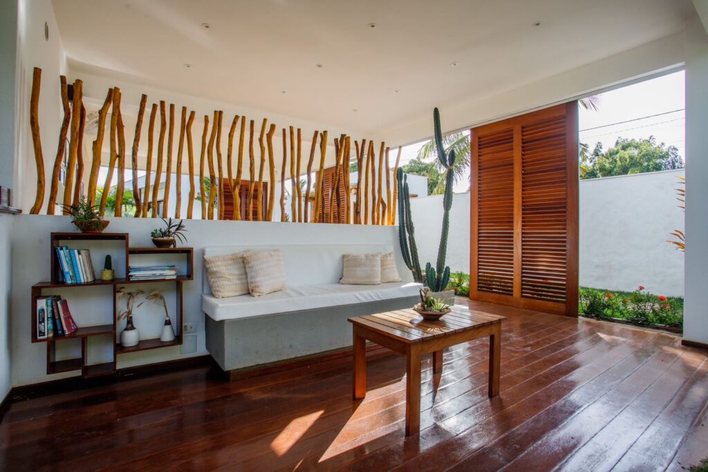 Lounge externo com deck de madeira e painel orgânico na Pousada Portofino, charme e elegância em hoteis em são miguel do gostoso.
