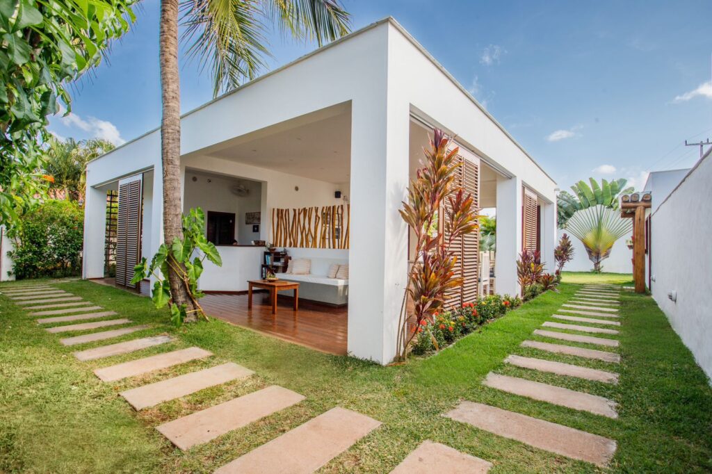 Fachada minimalista e jardim tropical da Pousada Portofino, arquitetura de destaque em hoteis em são miguel do gostoso.