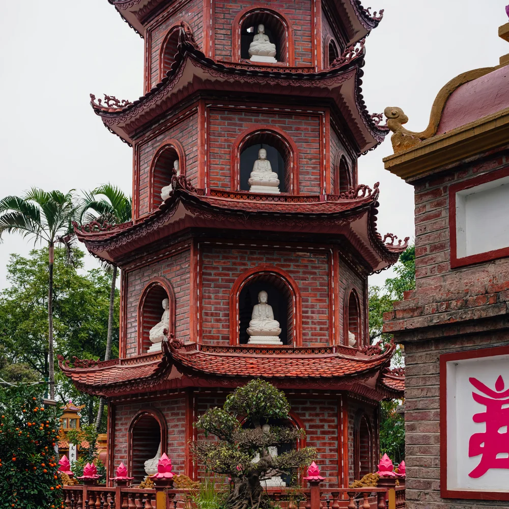 Torre de pagoda budista com cinco andares e estátuas de Buda em Hanói, patrimônio arquitetônico vietnamita próximo aos melhores hoteis em hanoi.