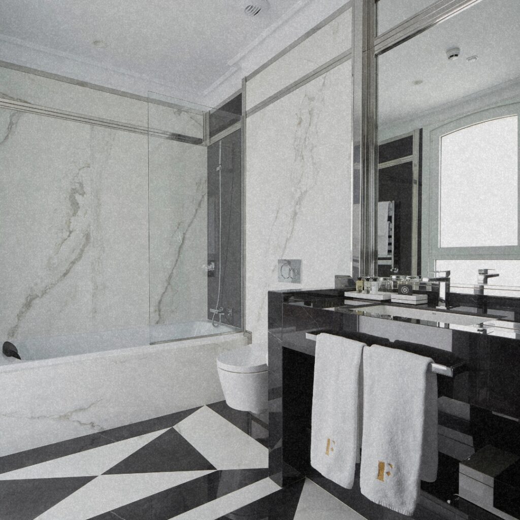 Banheiro luxuoso em mármore preto e branco no Hotel Villa Favorita San Sebastian com design geométrico.