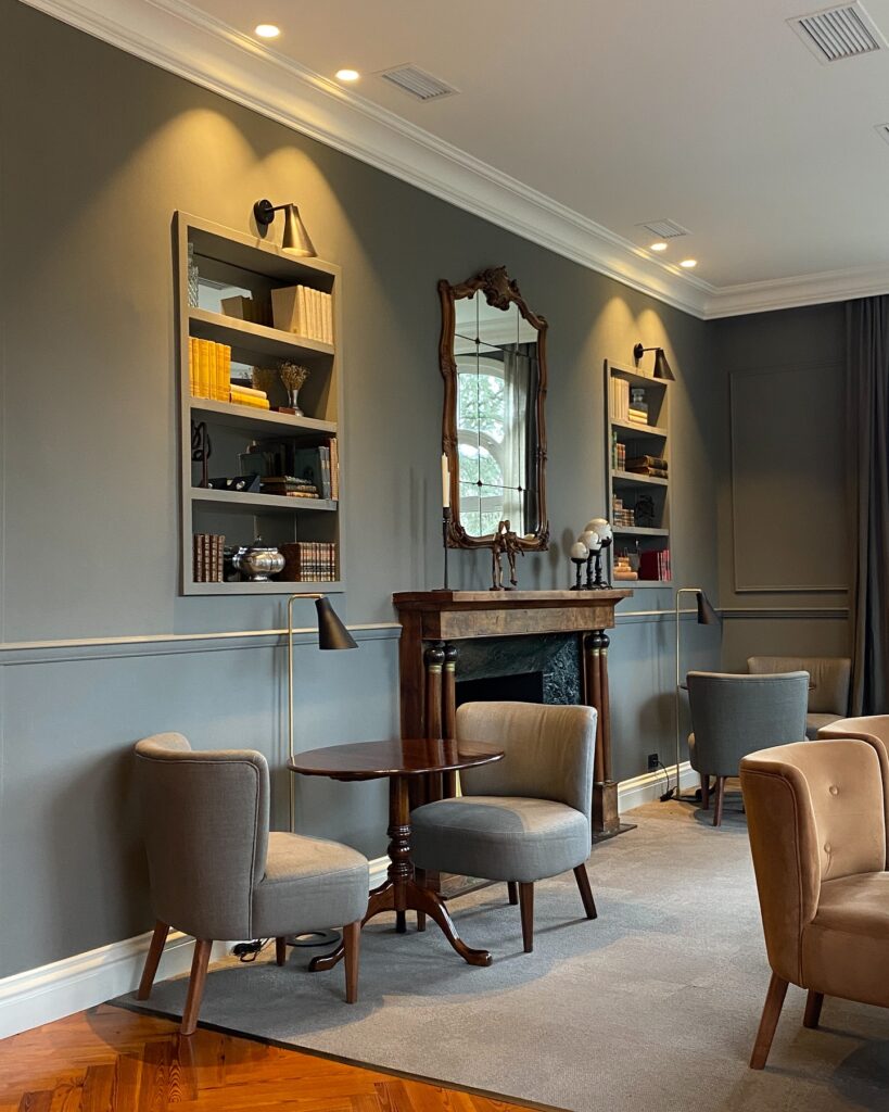 Sala de estar elegante com lareira clássica e poltronas modernas no Hotel Villa Soro San Sebastian, destacando o design de interiores sofisticado.