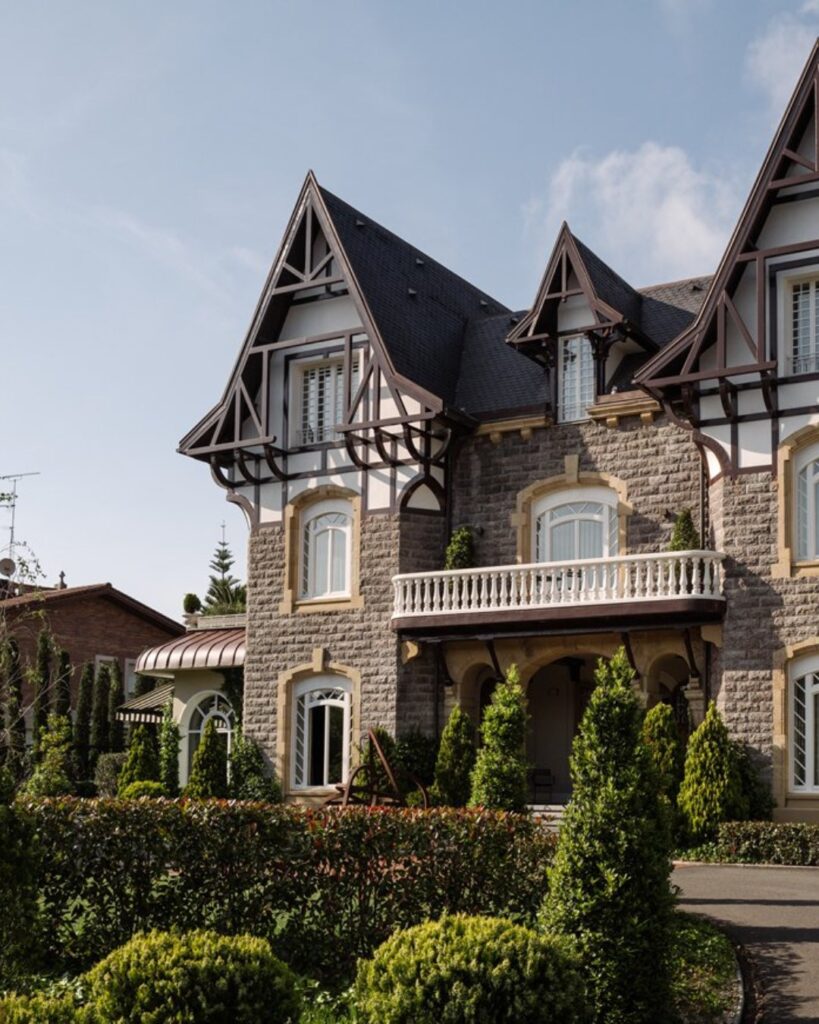 Fachada arquitetônica histórica em estilo basco com detalhes em pedra e enxaimel do Hotel Villa Soro San Sebastian.