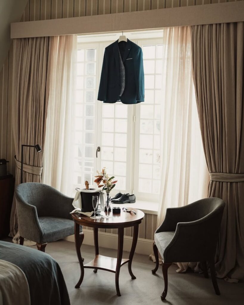 Detalhe de área de estar em quarto de luxo com poltronas clássicas e luz natural no Hotel Villa Soro San Sebastian.