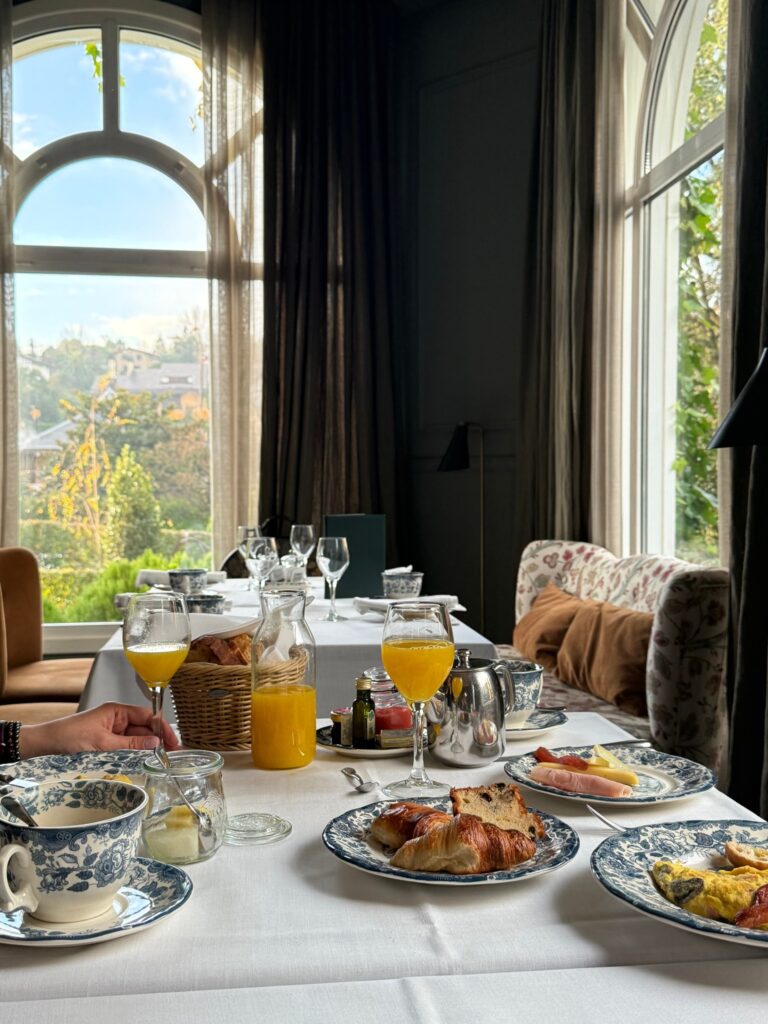 Café da manhã servido com louças clássicas e vista para o jardim no Hotel Villa Soro San Sebastian.