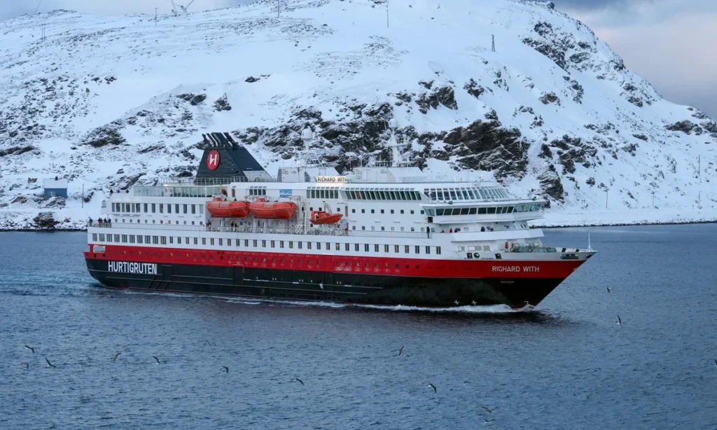 Navio MS Richard With da Hurtigruten navegando em fiordes árticos noruegueses cobertos de neve, balsa do Coastal Express para ver aurora boreal