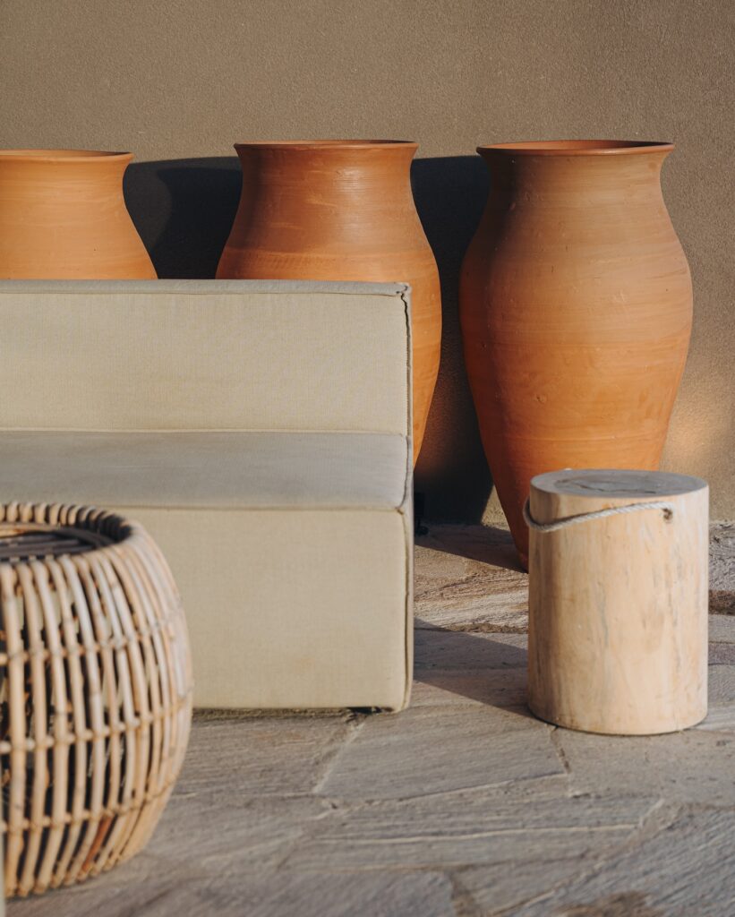 Decoração rústica com vasos de terracota e móveis orgânicos, compondo a atmosfera de um refúgio para páscoa acolhedor.