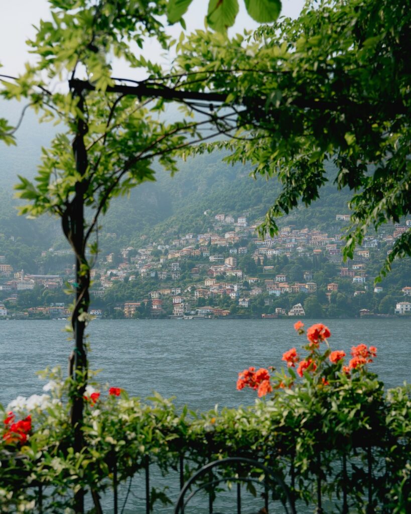 Vista aérea das varandas escalonadas e jardins do The Lake Como EDITION com o Lago di Como e Bellagio ao fundo.