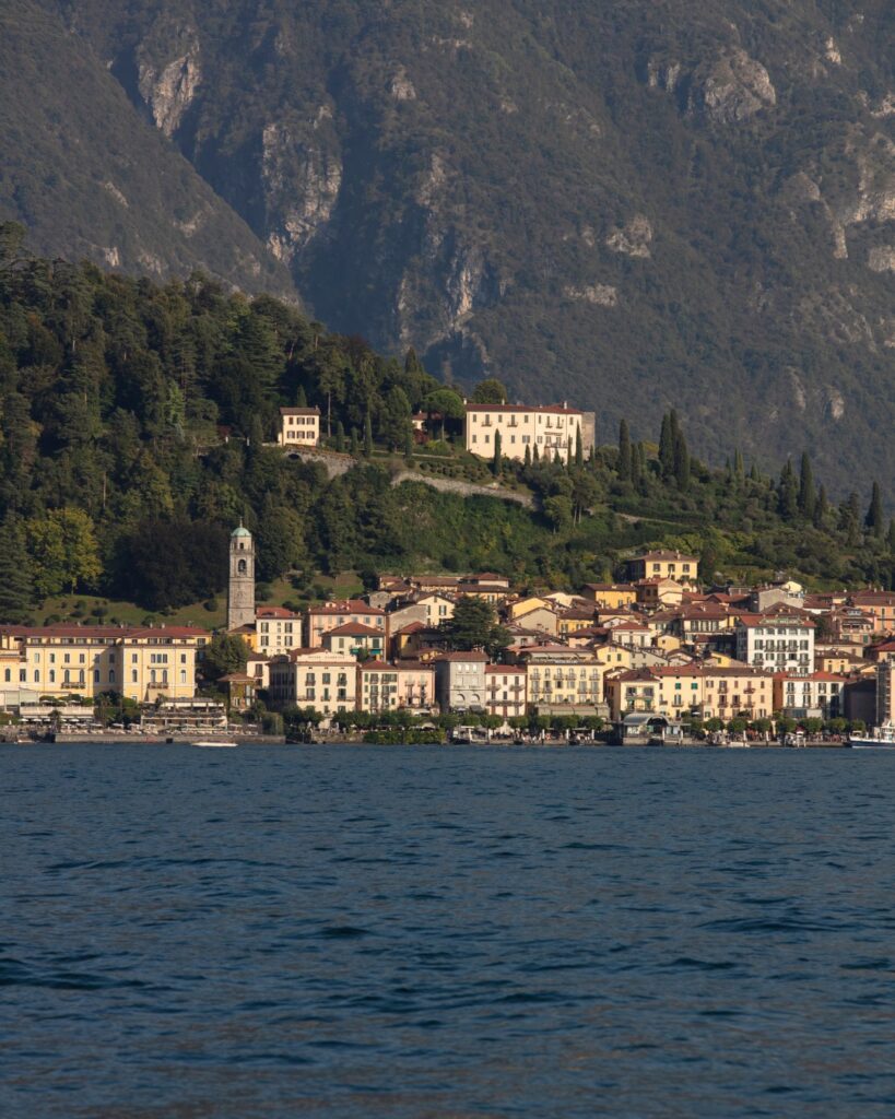 Vista de Bellagio e do Lago di Como a partir do The Lake Como EDITION em Cadenabbia, paisagem dos hotéis no lago di Como.