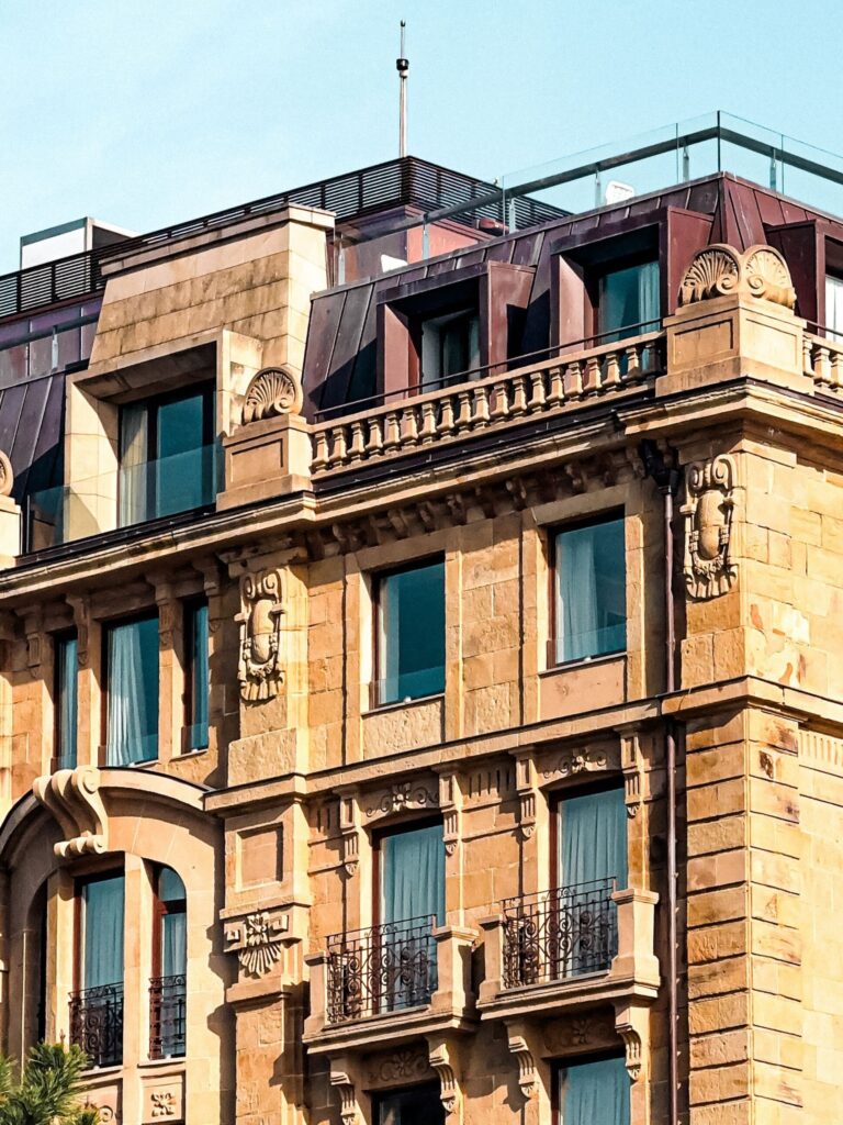 Fachada histórica e elegante do Lasala Plaza Hotel San Sebastian, destacando a arquitetura em pedra e detalhes ornamentais clássicos.