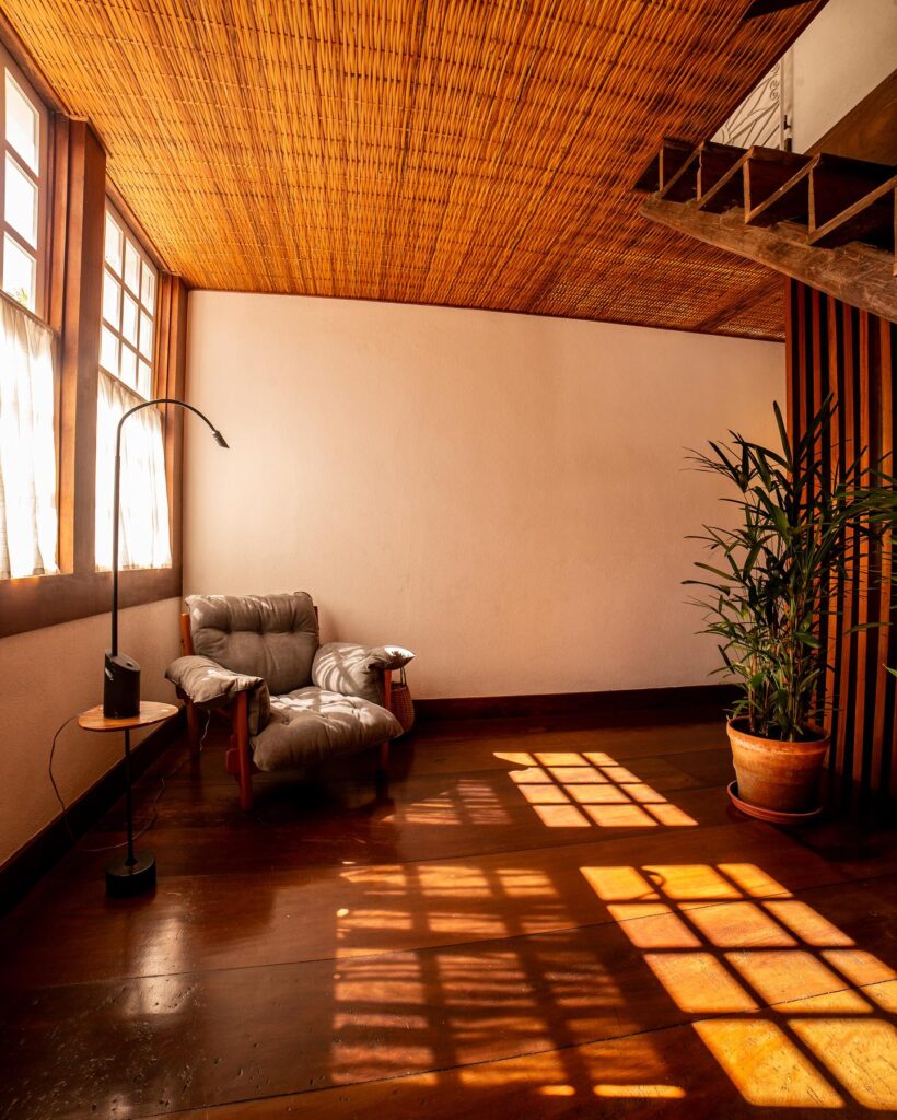 Sala de estar na Pousada Literária com poltrona Mole de Sergio Rodrigues e forro de palha.