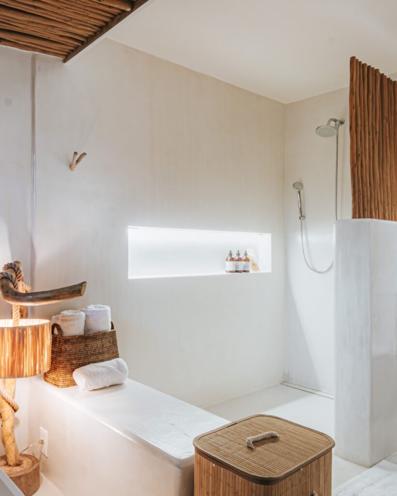 Banheiro rústico-contemporâneo com detalhes em madeira natural, ideal para relaxar neste refúgio para páscoa.