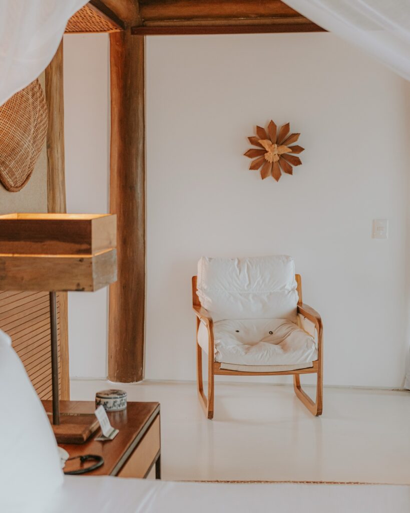 Canto de leitura com poltrona de design e decoração artesanal, detalhes de um exclusivo refúgio para páscoa.