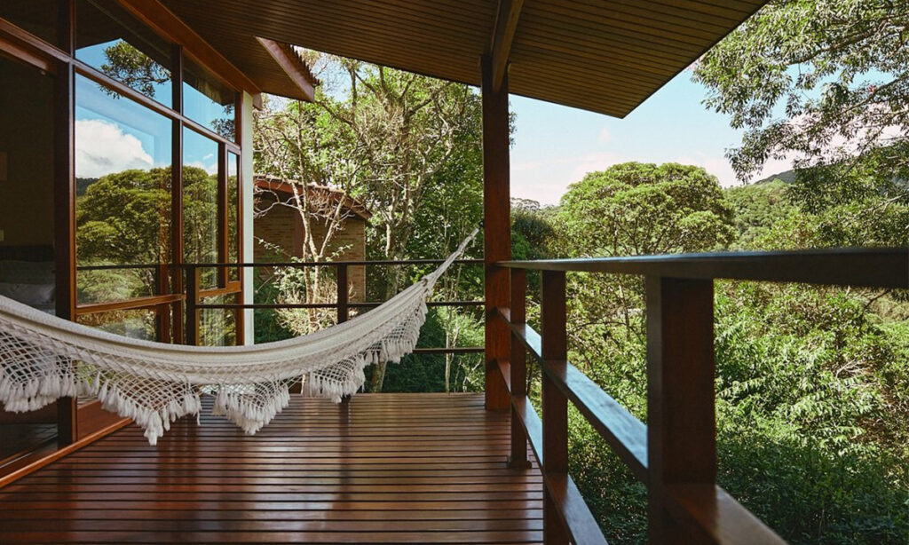 varanda com rede em acomodação da pousada do cedro