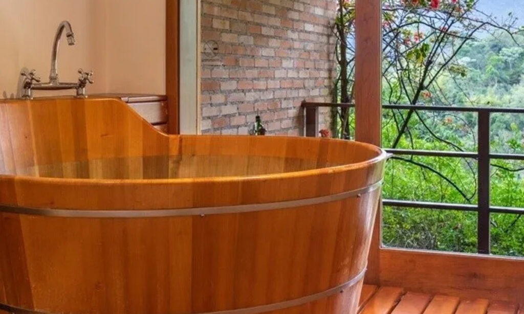 ofurô na varanda de uma das acomodações da pousada do cedro