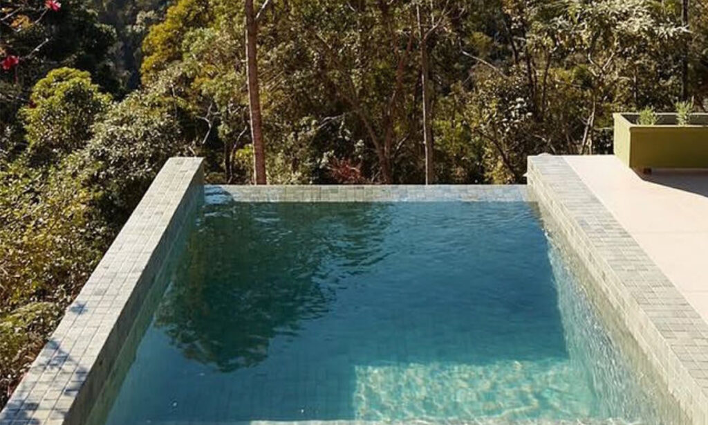 piscina na área comum para os hóspedes da pousada do cedro