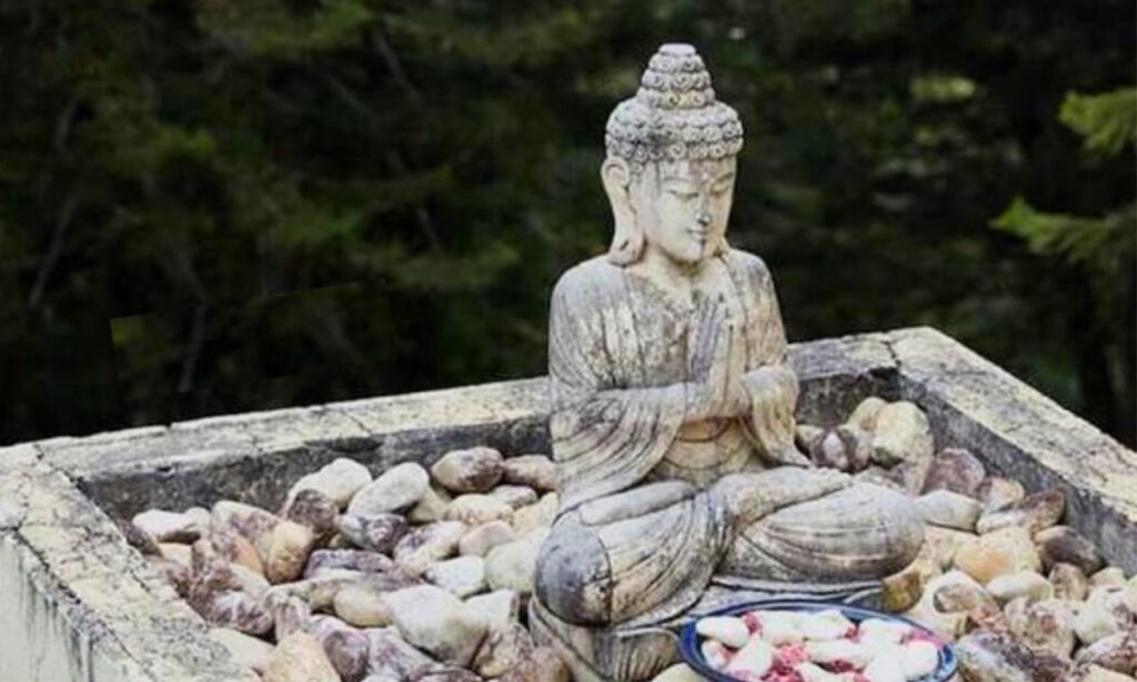 estátua de buda no jardim