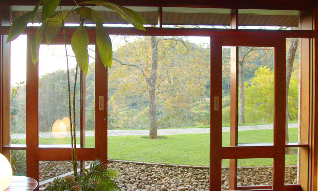 portas da varanda que dá acesso ao jardim da pousada do cedro