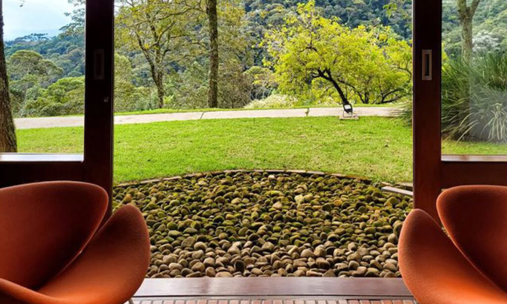 sala com portas de vidro com acesso ao jardim