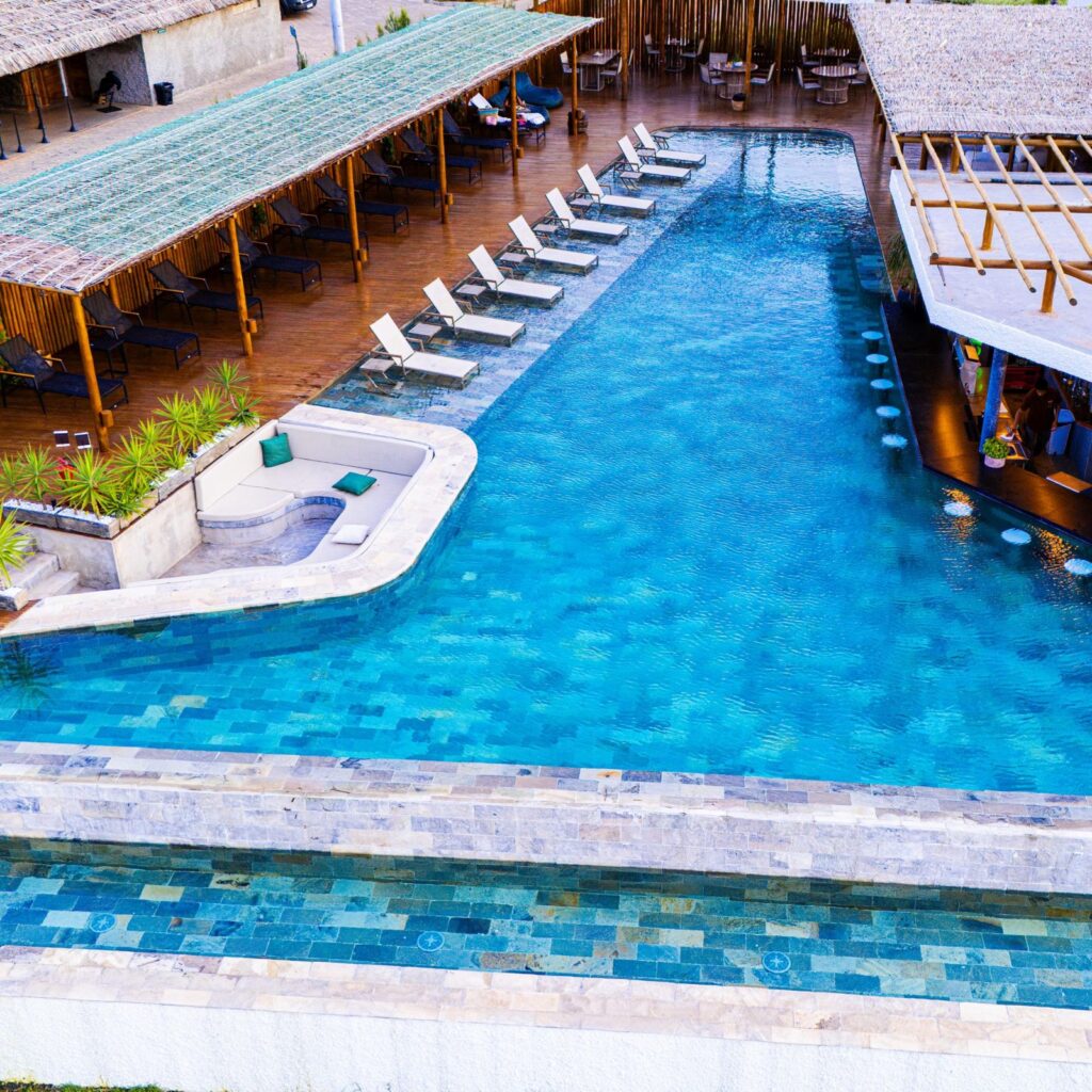 Vista aérea da piscina linear e área de lazer luxuosa, padrão de excelência em hoteis em são miguel do gostoso.