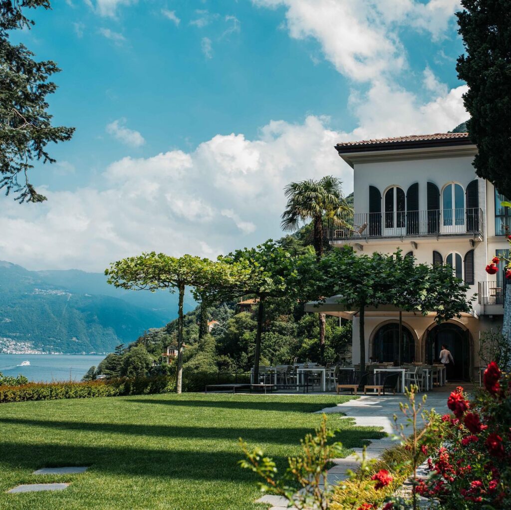 Fachada neoclássica branca com jardim e vista para o Lago di Como, Villa Làrio em Pognana Lario entre os hotéis no lago di Como.